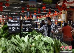 重庆主城超市生活用品供应充足 市民进出超市需